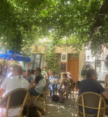 Straßencafé in Buis les Baronies