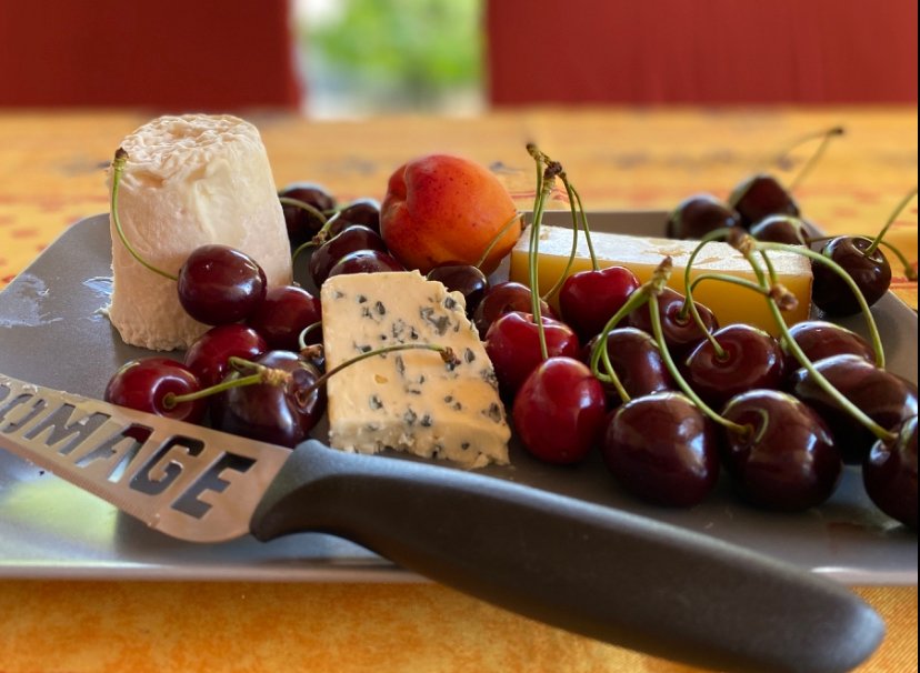 Französischer Käse und Obst 